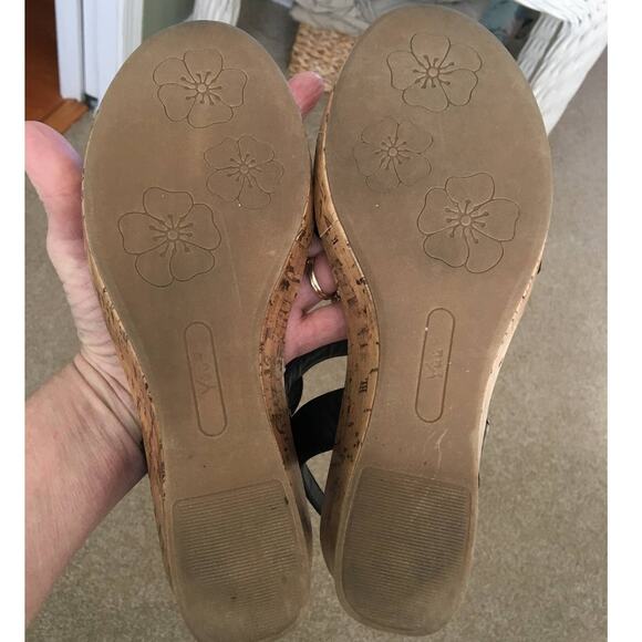 YUU Flowered Black Strappy 2 3/4" Heeled Sandals 7M Cork Wedge T Strap Roonie - Picture 5 of 5